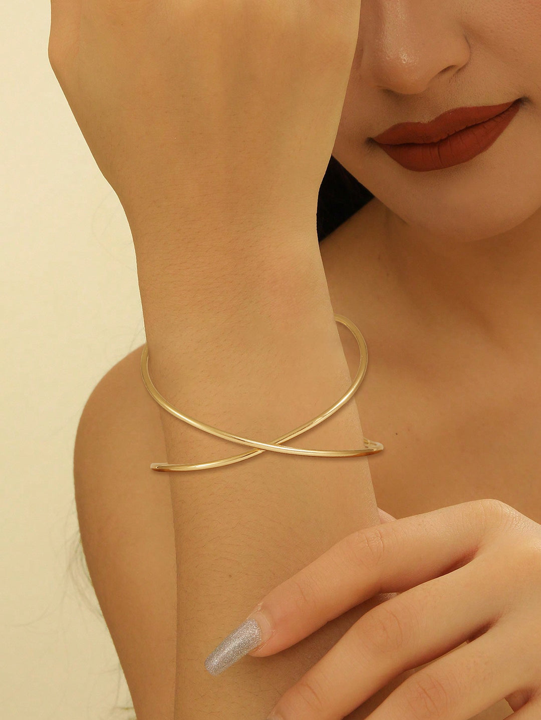 Women's bangle with elegant curved design Nin Boutique