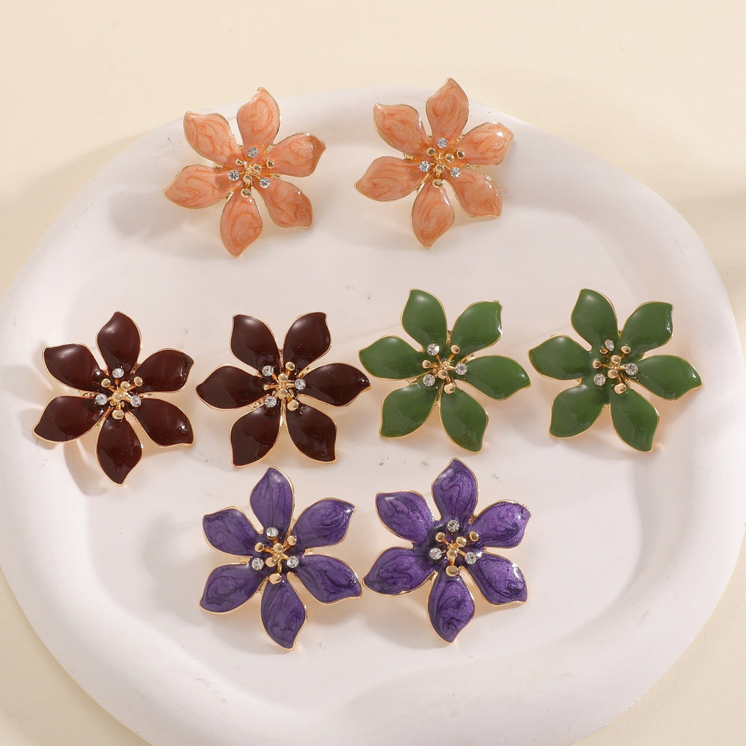 Women's earrings with intricate floral pattern and sparkling accents Nin Boutique