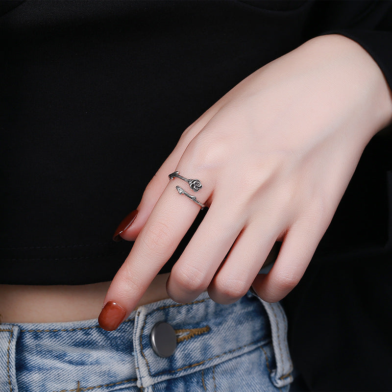 Ladies ring with floral details and curved design Nin Boutique