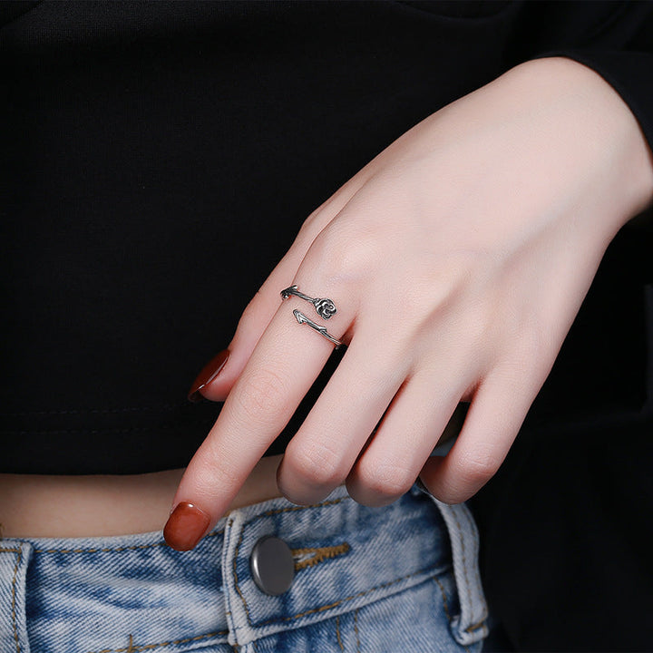 Ladies ring with floral details and curved design Nin Boutique