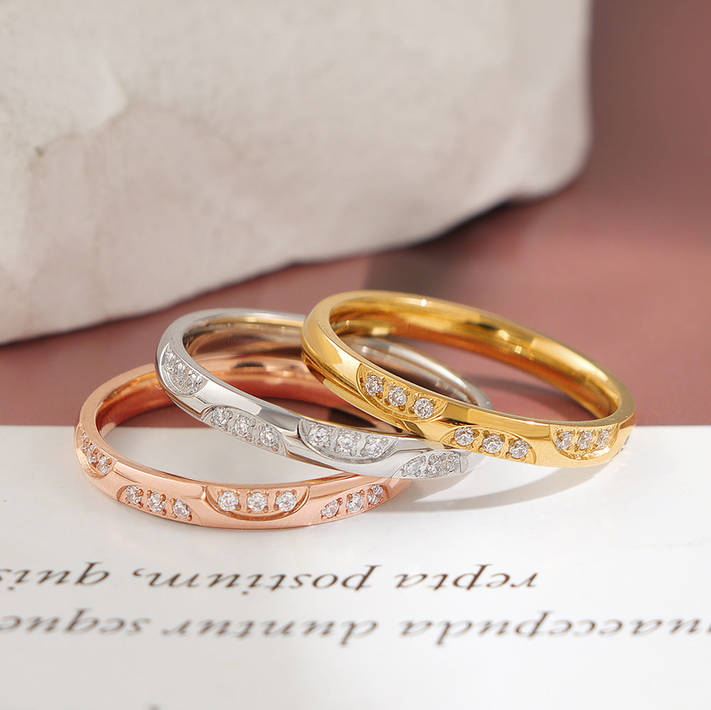 Women's delicate ring with elegant, curved details Nin Boutique