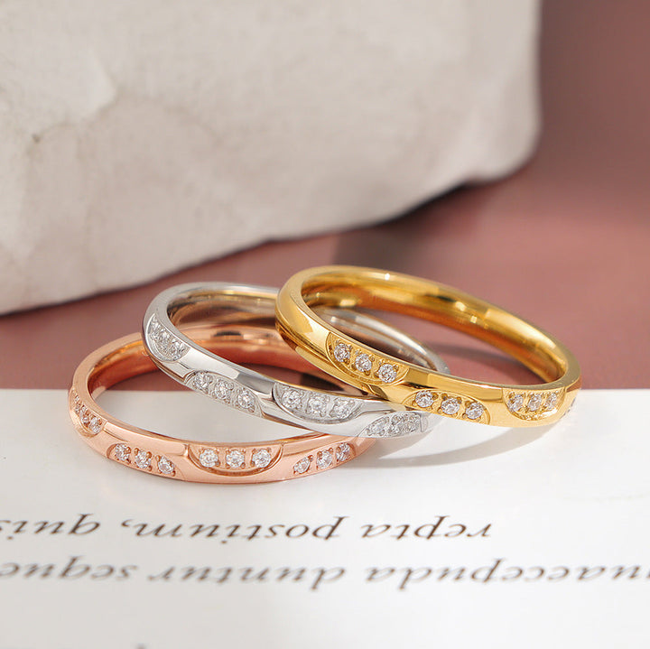 Women's delicate ring with elegant, curved details Nin Boutique