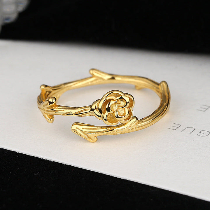 Ladies ring with floral details and curved design Nin Boutique
