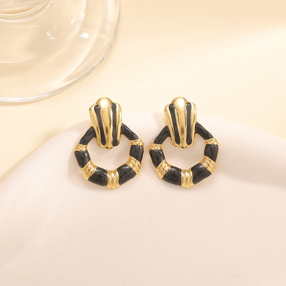 Ladies earrings in elegant shell design Nin Boutique