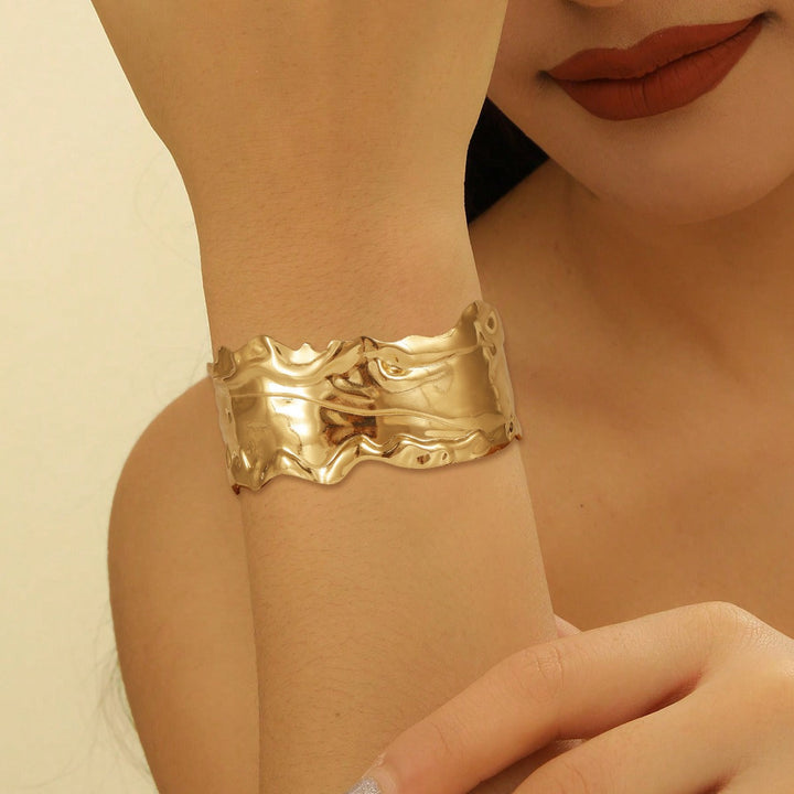Women's cuff bracelet in artistic, structured design Nin Boutique
