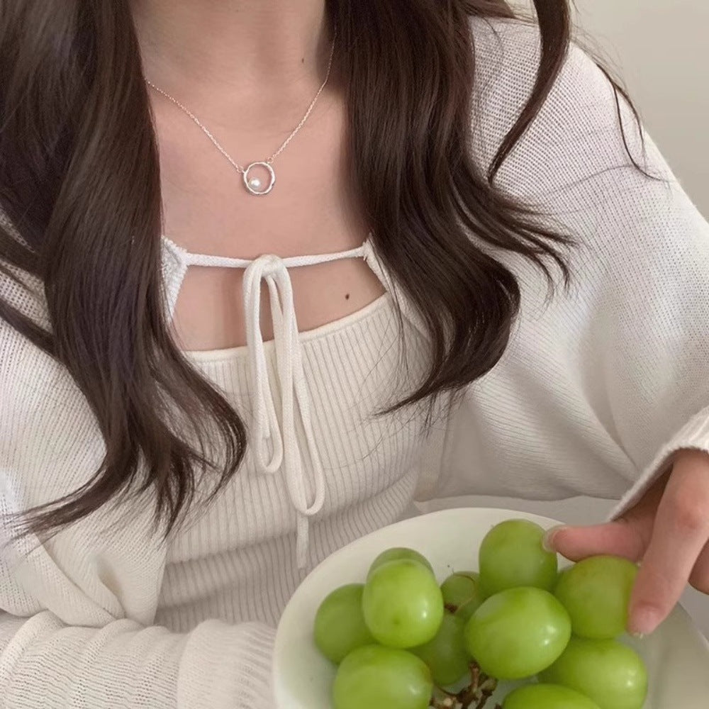 Women's necklace with modern circular element and fine pearl Nin Boutique