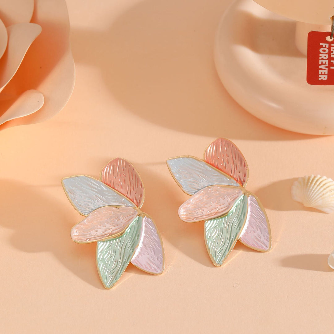 Ladies earrings with floral leaf motifs Nin Boutique