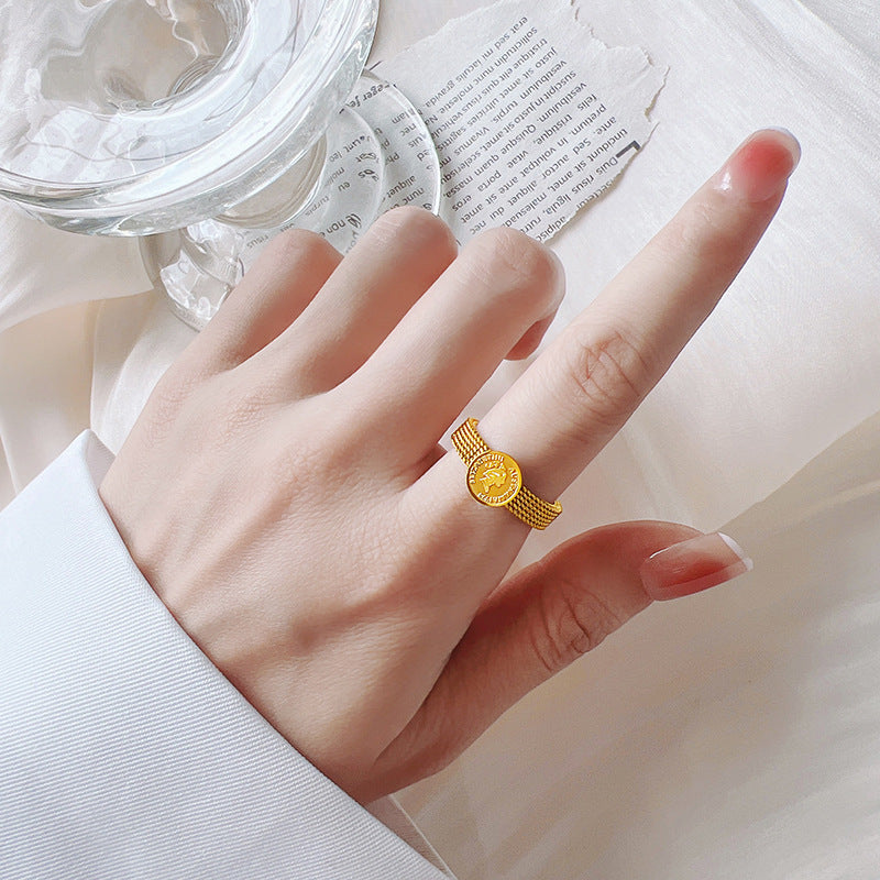 Women's ring with prominent coin design and net-like band Nin Boutique