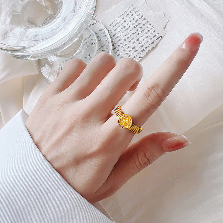 Women's ring with prominent coin design and net-like band Nin Boutique