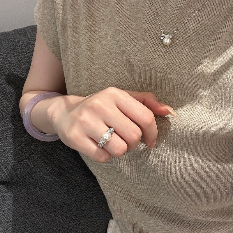 Women's elegant ring with shiny pearl and sparkling details Nin Boutique