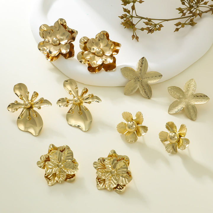 Ladies earrings in luxurious floral design with artificial pearls Nin Boutique