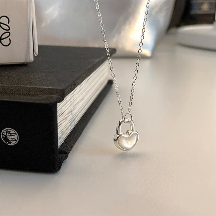 Women's necklace with heart-shaped pendant made of Mother of Pearl Nin Boutique