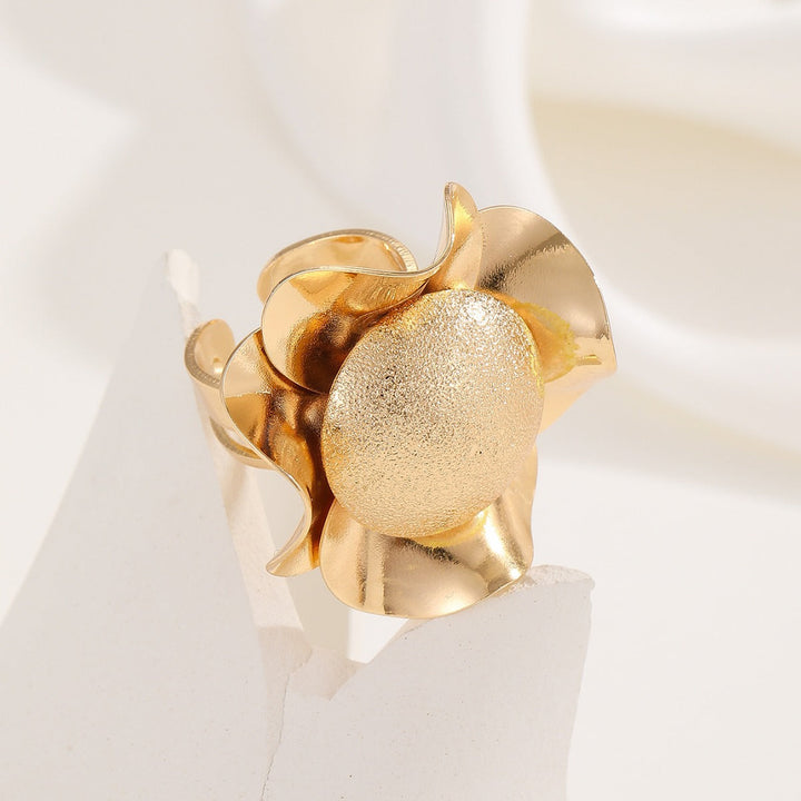 Ladies ring with intricate floral design Nin Boutique