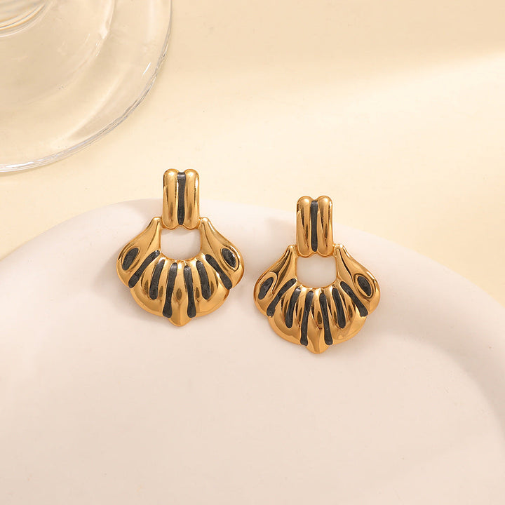 Ladies earrings in elegant shell design Nin Boutique