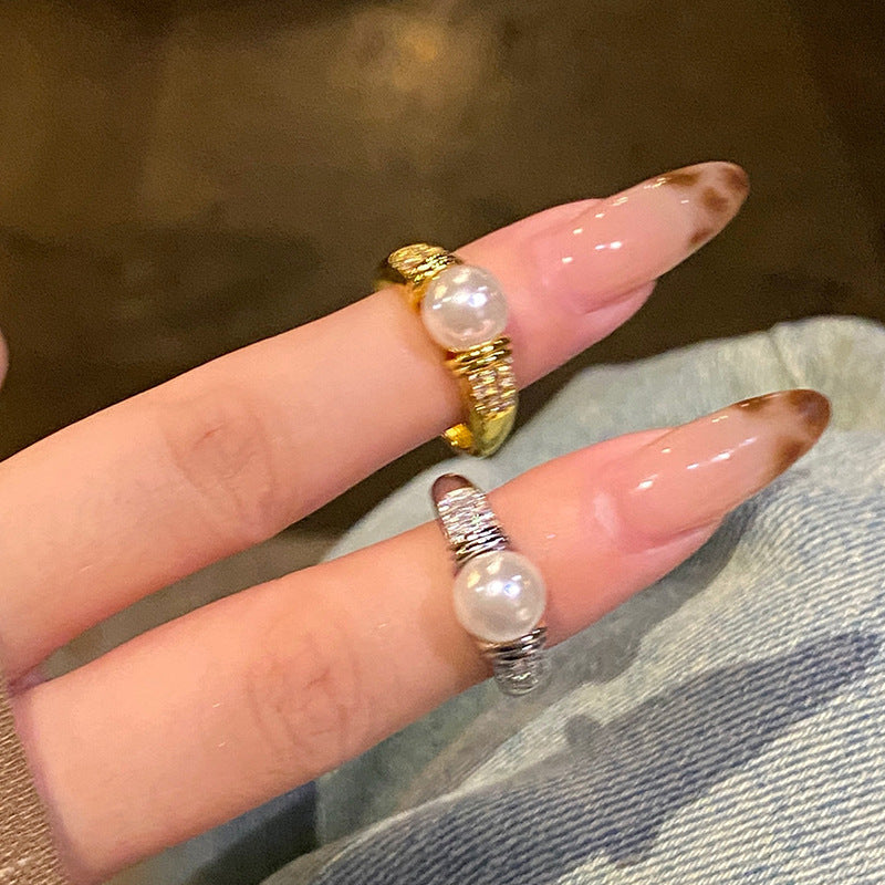 Women's elegant ring with shiny pearl and sparkling details Nin Boutique