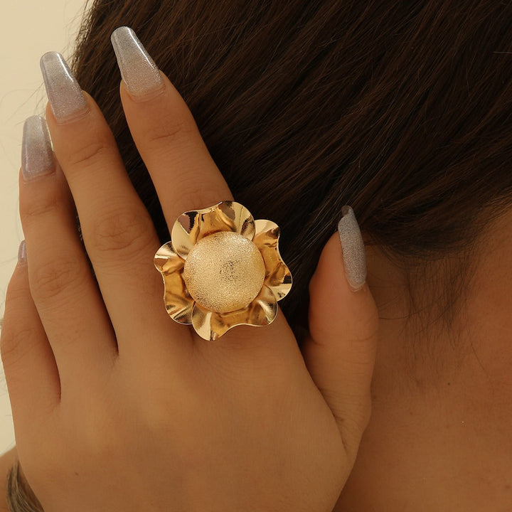 Ladies ring with intricate floral design Nin Boutique