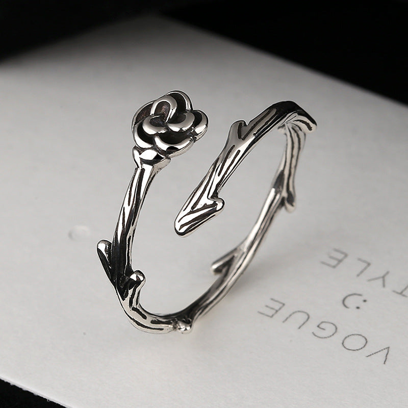 Women’s ring with floral design made of high-quality metal Nin Boutique