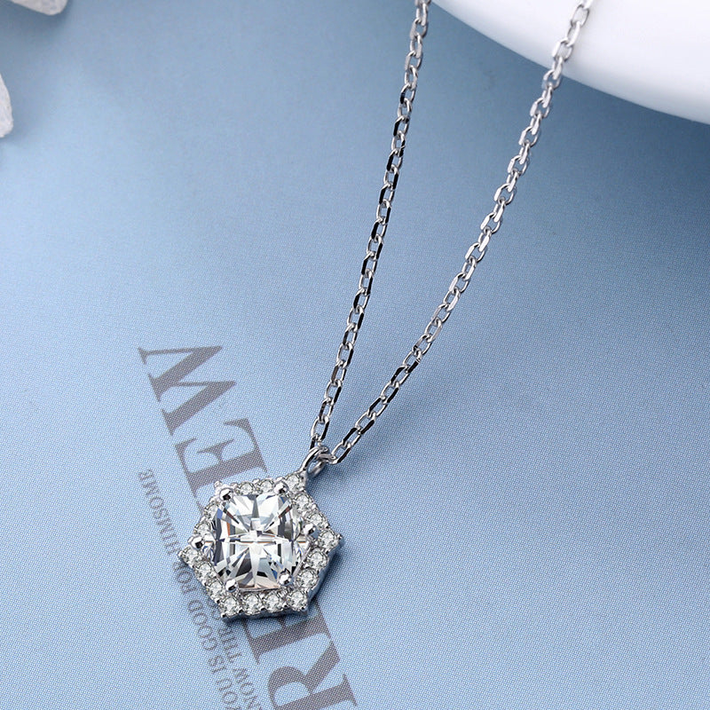 Women's necklace with sparkling crystal pendant in delicate design Nin Boutique