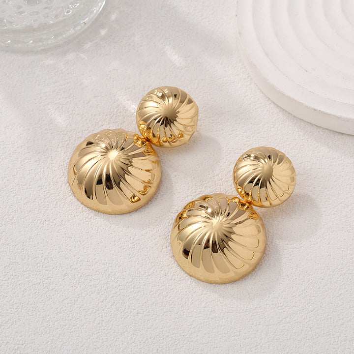 Women's stud earrings in elegant, structured gold design Nin Boutique