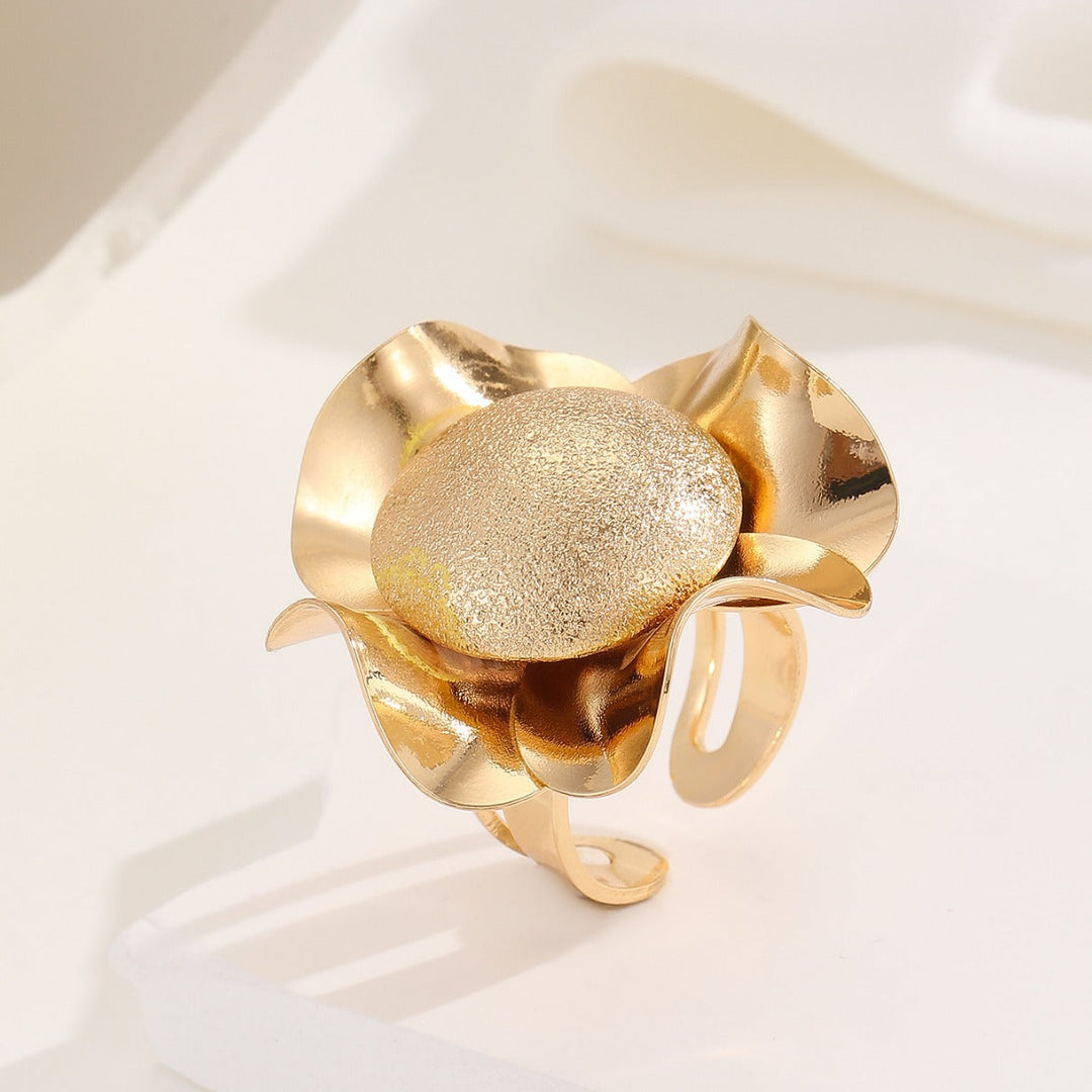 Ladies ring with intricate floral design Nin Boutique