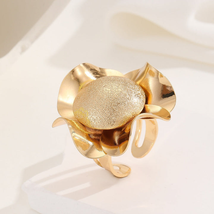 Ladies ring with intricate floral design Nin Boutique