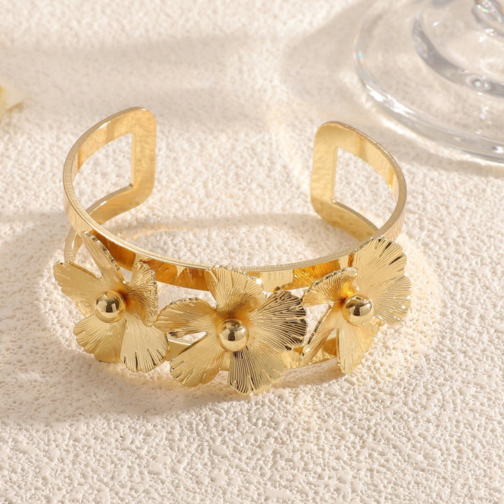 Women's arm jewelry with floral design and high-quality surface finish Nin Boutique