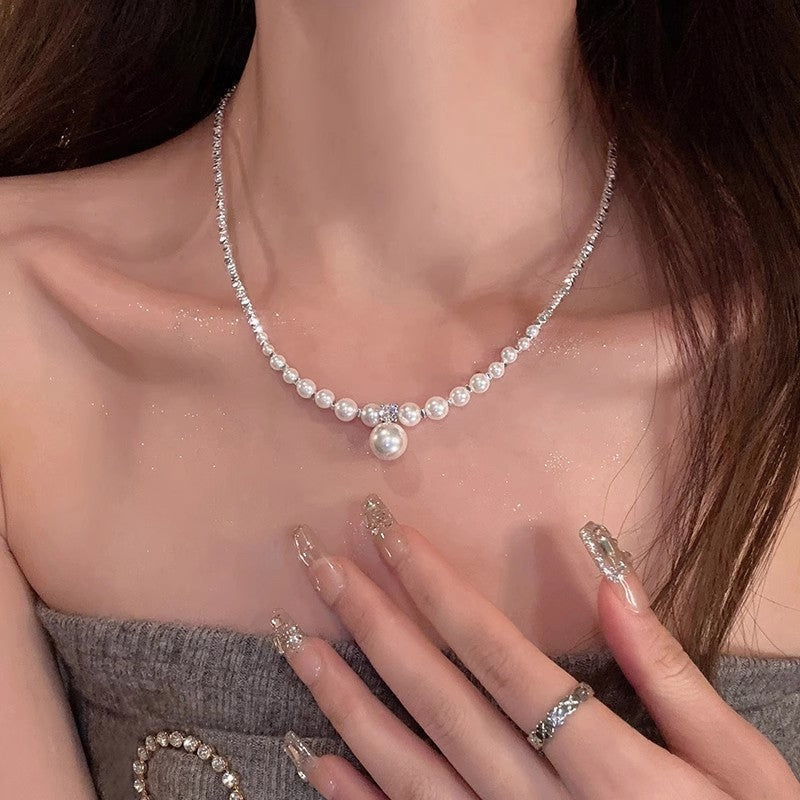 Women's necklace with shimmering pearls and sparkling details Nin Boutique