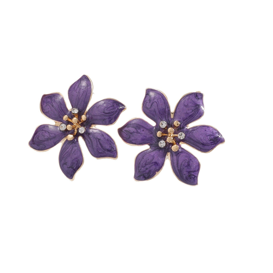 Women's earrings with intricate floral pattern and sparkling accents Nin Boutique