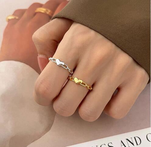 Women's ring with heart-shaped design and delicate link structure Nin Boutique