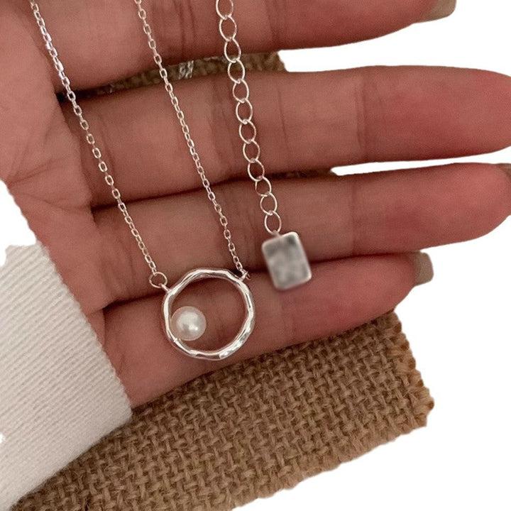 Women's necklace with modern circular element and fine pearl Nin Boutique