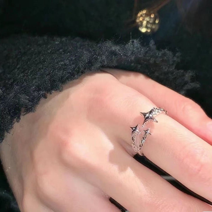 Women's modern ring with geometric star design Nin Boutique